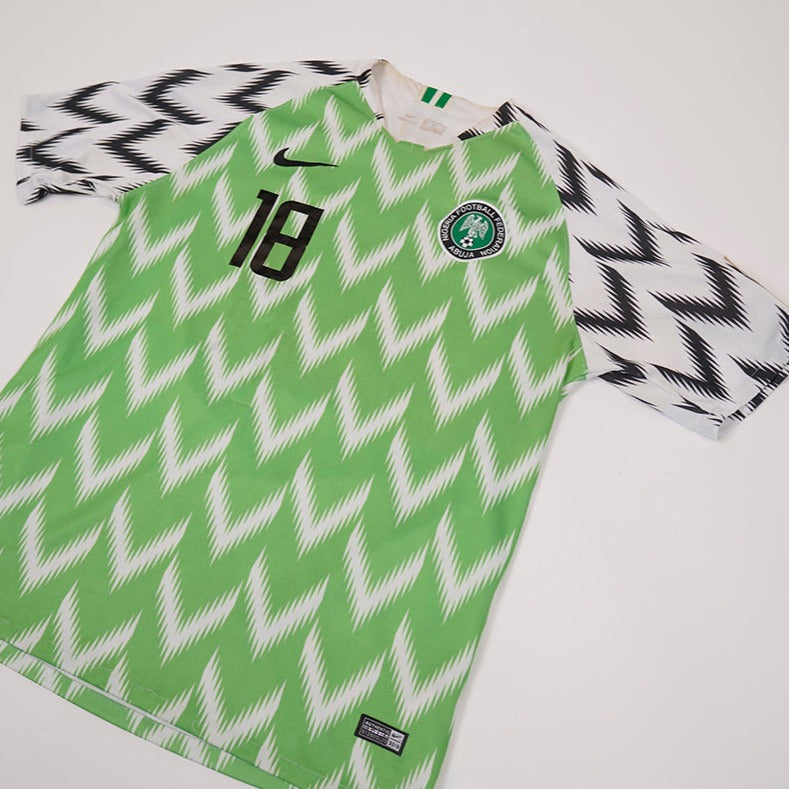 90er Sportbekleidung 2000er Style Trackpants-Trends Retro-Trikots Trackjackets im Vintage-Stil Winterjacken mit Retro-Vibe Trendige Hosen Jogginghosen von bekannten Marken wie Nike, Arc'teryx, Adidas Polo Ralph Lauren Designer Sportmode Carlo Coulliuci Sp