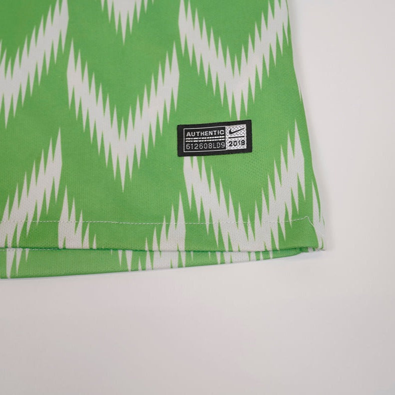 90er Sportbekleidung 2000er Style Trackpants-Trends Retro-Trikots Trackjackets im Vintage-Stil Winterjacken mit Retro-Vibe Trendige Hosen Jogginghosen von bekannten Marken wie Nike, Arc'teryx, Adidas Polo Ralph Lauren Designer Sportmode Carlo Coulliuci Sp