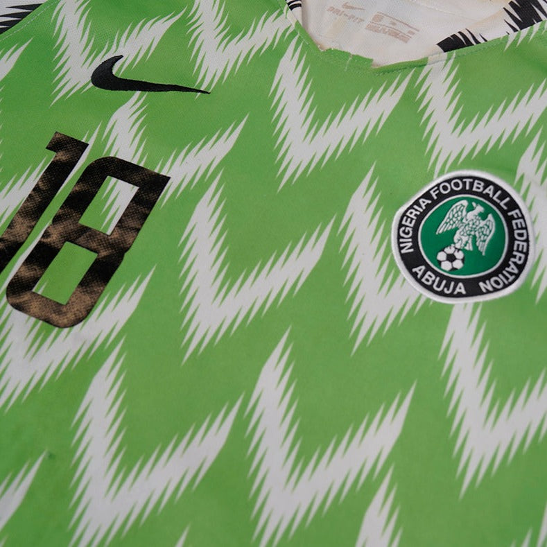 90er Sportbekleidung 2000er Style Trackpants-Trends Retro-Trikots Trackjackets im Vintage-Stil Winterjacken mit Retro-Vibe Trendige Hosen Jogginghosen von bekannten Marken wie Nike, Arc'teryx, Adidas Polo Ralph Lauren Designer Sportmode Carlo Coulliuci Sp