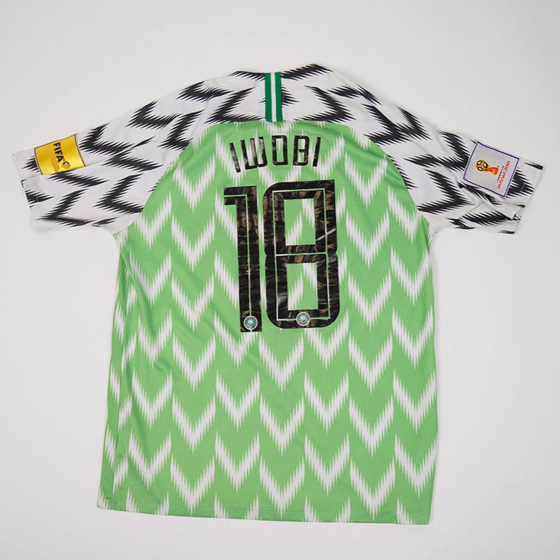 90er Sportbekleidung 2000er Style Trackpants-Trends Retro-Trikots Trackjackets im Vintage-Stil Winterjacken mit Retro-Vibe Trendige Hosen Jogginghosen von bekannten Marken wie Nike, Arc'teryx, Adidas Polo Ralph Lauren Designer Sportmode Carlo Coulliuci Sp