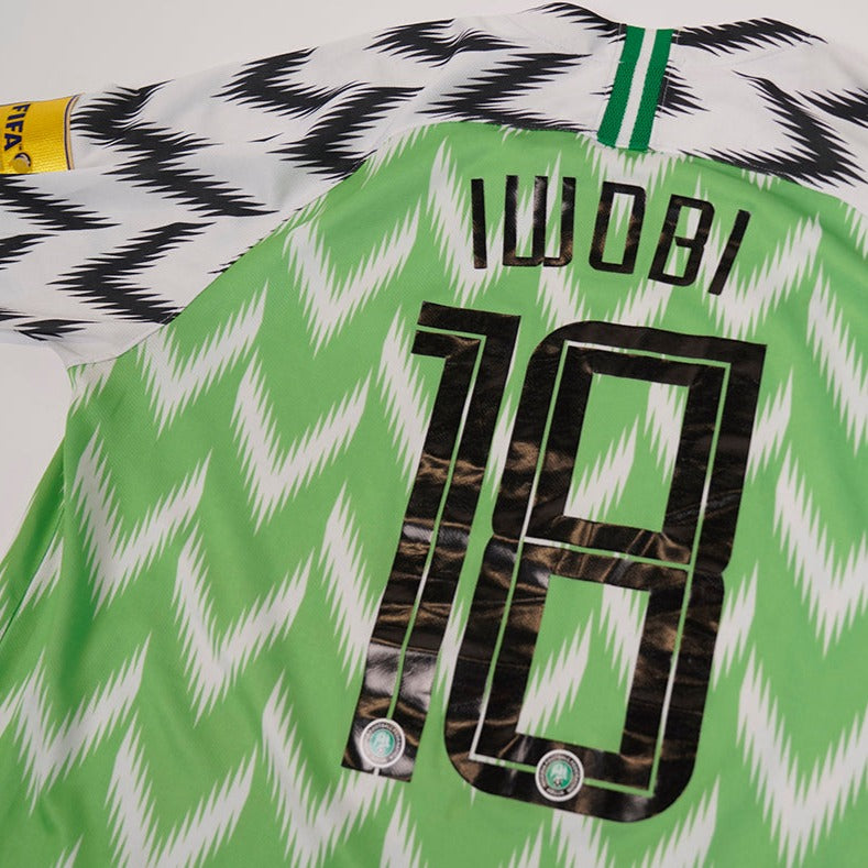 90er Sportbekleidung 2000er Style Trackpants-Trends Retro-Trikots Trackjackets im Vintage-Stil Winterjacken mit Retro-Vibe Trendige Hosen Jogginghosen von bekannten Marken wie Nike, Arc'teryx, Adidas Polo Ralph Lauren Designer Sportmode Carlo Coulliuci Sp