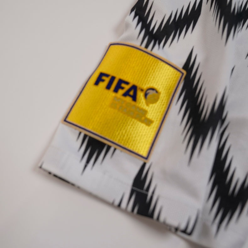 90er Sportbekleidung 2000er Style Trackpants-Trends Retro-Trikots Trackjackets im Vintage-Stil Winterjacken mit Retro-Vibe Trendige Hosen Jogginghosen von bekannten Marken wie Nike, Arc'teryx, Adidas Polo Ralph Lauren Designer Sportmode Carlo Coulliuci Sp