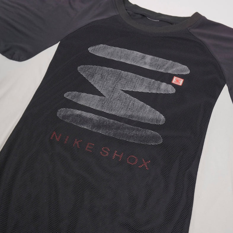 90er Sportbekleidung 2000er Style Trackpants-Trends Retro-Trikots Trackjackets im Vintage-Stil Winterjacken mit Retro-Vibe Trendige Hosen Jogginghosen von bekannten Marken wie Nike, Arc'teryx, Adidas Polo Ralph Lauren Designer Sportmode Carlo Coulliuci Sp