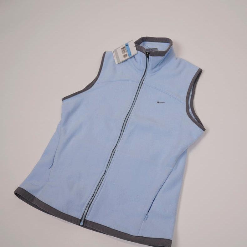 90er Sportbekleidung 2000er Style Trackpants-Trends Retro-Trikots Trackjackets im Vintage-Stil Winterjacken mit Retro-Vibe Trendige Hosen Jogginghosen von bekannten Marken wie Nike, Arc'teryx, Adidas Polo Ralph Lauren Designer Sportmode Carlo Coulliuci Sp