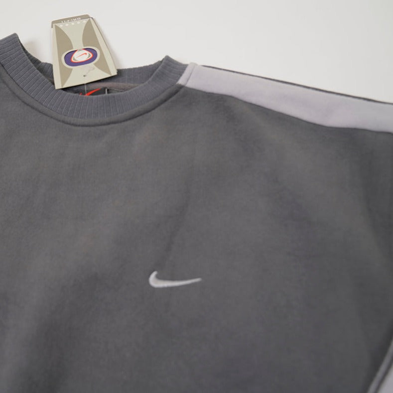 90er Sportbekleidung 2000er Style Trackpants-Trends Retro-Trikots Trackjackets im Vintage-Stil Winterjacken mit Retro-Vibe Trendige Hosen Jogginghosen von bekannten Marken wie Nike, Arc'teryx, Adidas Polo Ralph Lauren Designer Sportmode Carlo Coulliuci Sp