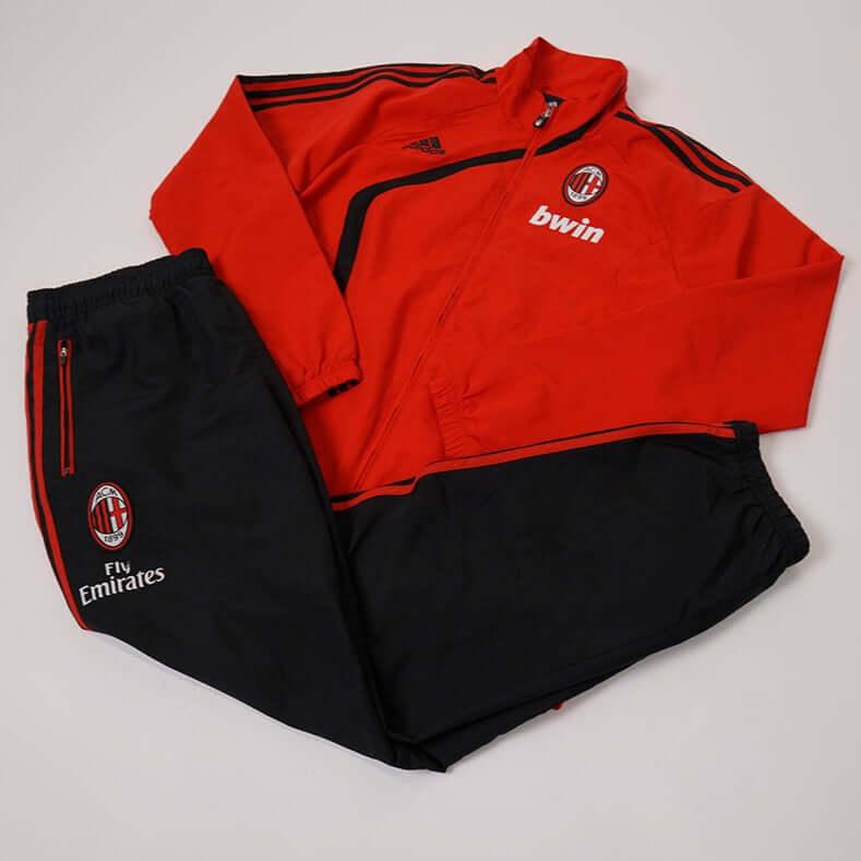 90er Sportbekleidung 2000er Style Trackpants-Trends Retro-Trikots Trackjackets im Vintage-Stil Winterjacken mit Retro-Vibe Trendige Hosen Jogginghosen von bekannten Marken wie Nike, Arc'teryx, Adidas Polo Ralph Lauren Designer Sportmode Carlo Coulliuci Sp