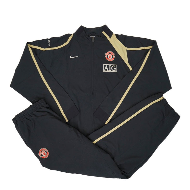 90er Sportbekleidung 2000er Style Trackpants-Trends Retro-Trikots Trackjackets im Vintage-Stil Winterjacken mit Retro-Vibe Trendige Hosen Jogginghosen von bekannten Marken wie Nike, Arc'teryx, Adidas Polo Ralph Lauren Designer Sportmode Carlo Coulliuci Sp