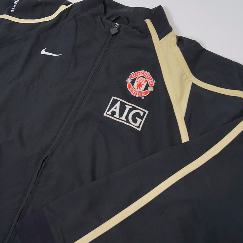 90er Sportbekleidung 2000er Style Trackpants-Trends Retro-Trikots Trackjackets im Vintage-Stil Winterjacken mit Retro-Vibe Trendige Hosen Jogginghosen von bekannten Marken wie Nike, Arc'teryx, Adidas Polo Ralph Lauren Designer Sportmode Carlo Coulliuci Sp