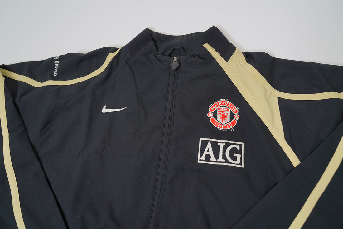 90er Sportbekleidung 2000er Style Trackpants-Trends Retro-Trikots Trackjackets im Vintage-Stil Winterjacken mit Retro-Vibe Trendige Hosen Jogginghosen von bekannten Marken wie Nike, Arc'teryx, Adidas Polo Ralph Lauren Designer Sportmode Carlo Coulliuci Sp