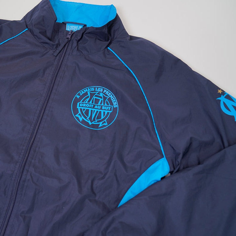 90er Sportbekleidung 2000er Style Trackpants-Trends Retro-Trikots Trackjackets im Vintage-Stil Winterjacken mit Retro-Vibe Trendige Hosen Jogginghosen von bekannten Marken wie Nike, Arc'teryx, Adidas Polo Ralph Lauren Designer Sportmode Carlo Coulliuci Sp