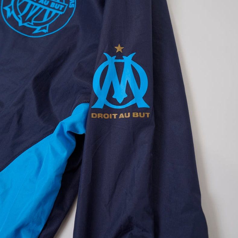 90er Sportbekleidung 2000er Style Trackpants-Trends Retro-Trikots Trackjackets im Vintage-Stil Winterjacken mit Retro-Vibe Trendige Hosen Jogginghosen von bekannten Marken wie Nike, Arc'teryx, Adidas Polo Ralph Lauren Designer Sportmode Carlo Coulliuci Sp