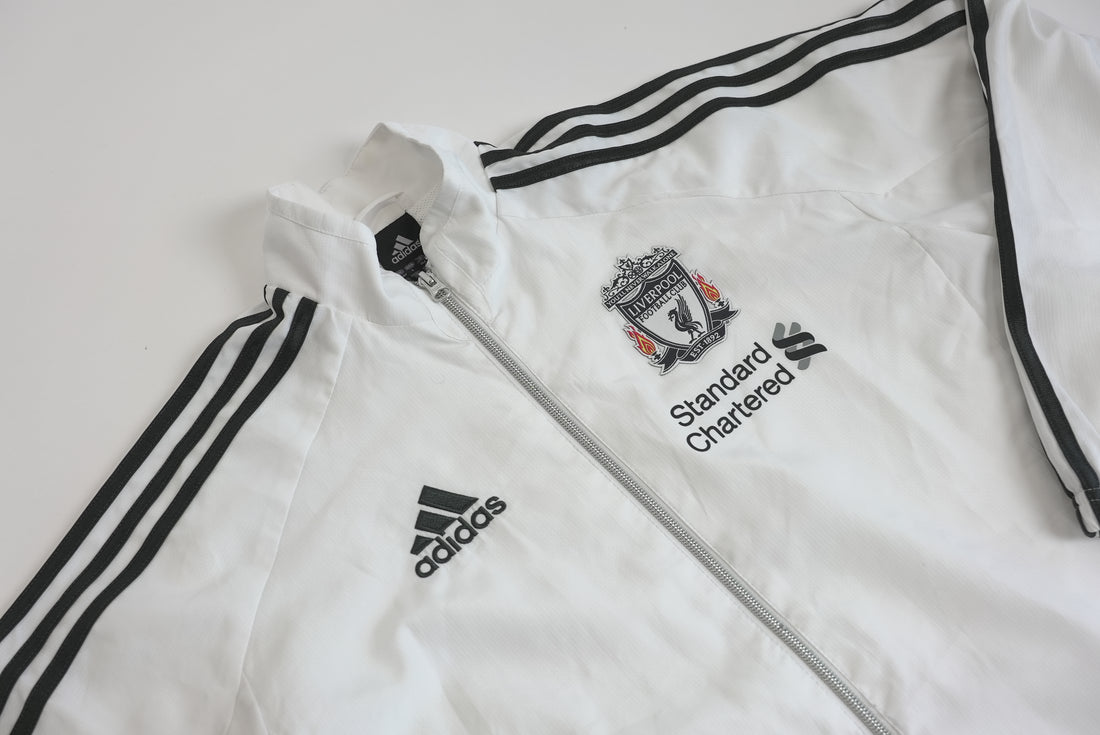 90er Sportbekleidung 2000er Style Trackpants-Trends Retro-Trikots Trackjackets im Vintage-Stil Winterjacken mit Retro-Vibe Trendige Hosen Jogginghosen von bekannten Marken wie Nike, Arc'teryx, Adidas Polo Ralph Lauren Designer Sportmode Carlo Coulliuci Sp