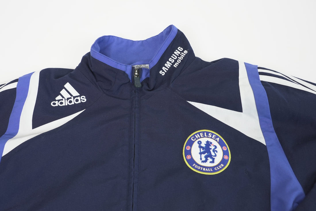 90er Sportbekleidung 2000er Style Trackpants-Trends Retro-Trikots Trackjackets im Vintage-Stil Winterjacken mit Retro-Vibe Trendige Hosen Jogginghosen von bekannten Marken wie Nike, Arc'teryx, Adidas Polo Ralph Lauren Designer Sportmode Carlo Coulliuci Sp