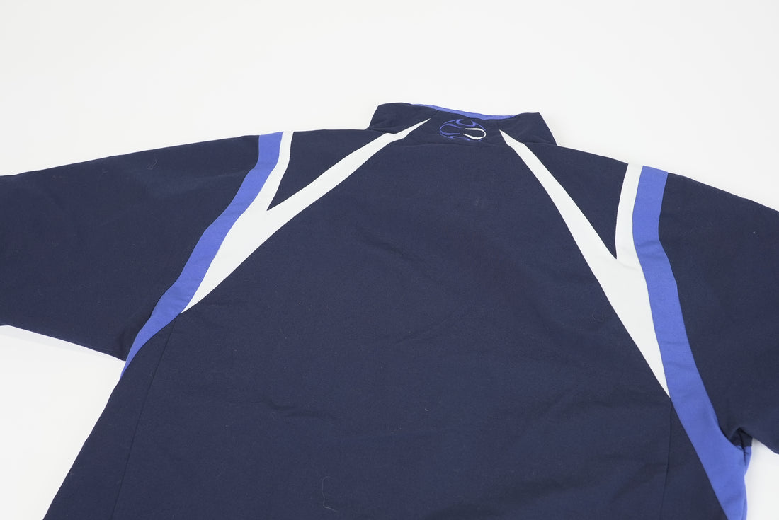 90er Sportbekleidung 2000er Style Trackpants-Trends Retro-Trikots Trackjackets im Vintage-Stil Winterjacken mit Retro-Vibe Trendige Hosen Jogginghosen von bekannten Marken wie Nike, Arc'teryx, Adidas Polo Ralph Lauren Designer Sportmode Carlo Coulliuci Sp