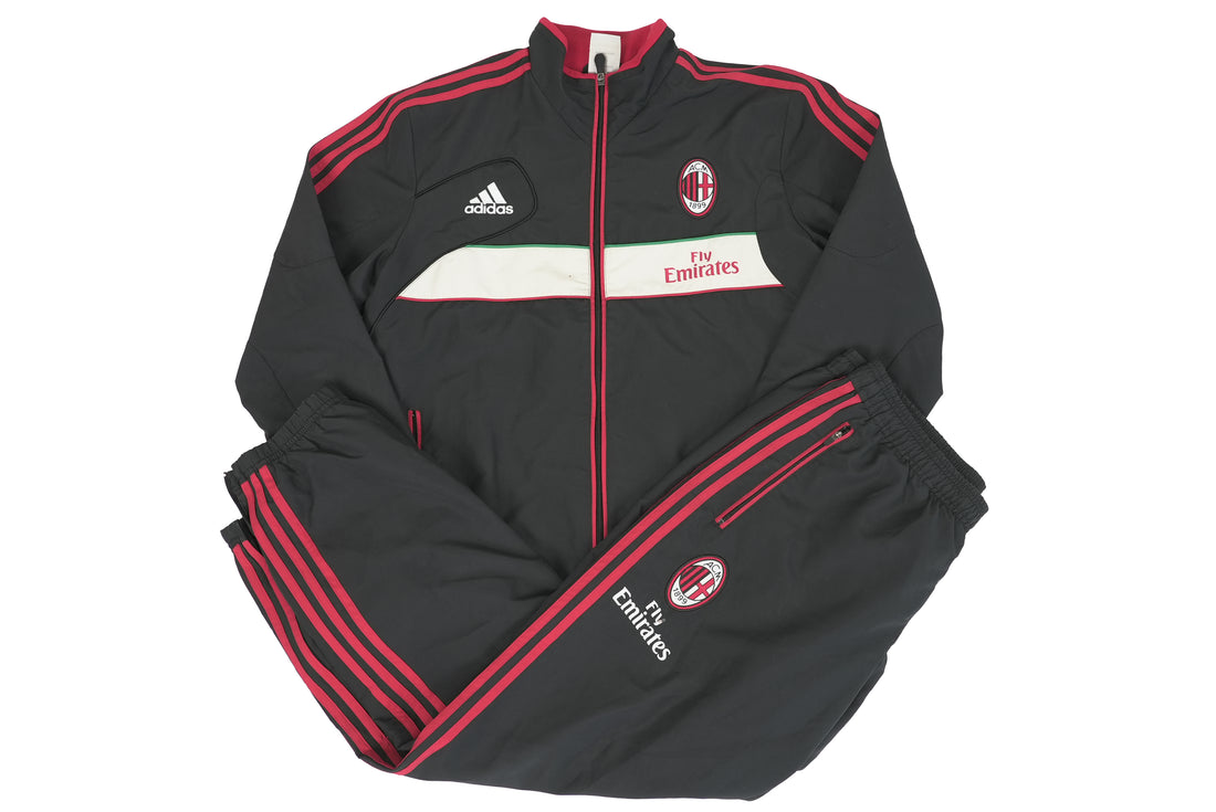 90er Sportbekleidung 2000er Style Trackpants-Trends Retro-Trikots Trackjackets im Vintage-Stil Winterjacken mit Retro-Vibe Trendige Hosen Jogginghosen von bekannten Marken wie Nike, Arc'teryx, Adidas Polo Ralph Lauren Designer Sportmode Carlo Coulliuci Sp