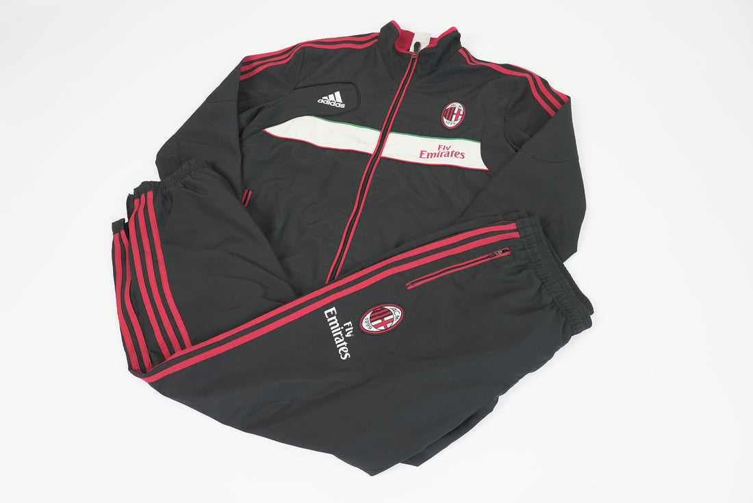 90er Sportbekleidung 2000er Style Trackpants-Trends Retro-Trikots Trackjackets im Vintage-Stil Winterjacken mit Retro-Vibe Trendige Hosen Jogginghosen von bekannten Marken wie Nike, Arc'teryx, Adidas Polo Ralph Lauren Designer Sportmode Carlo Coulliuci Sp