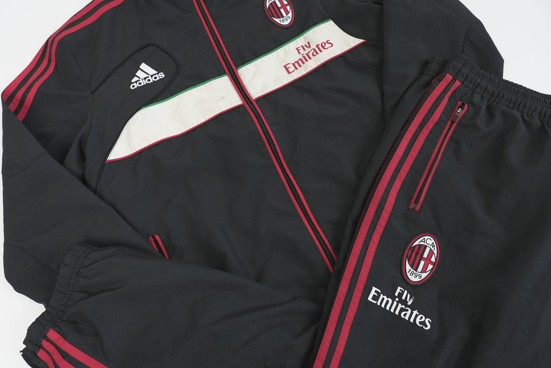 90er Sportbekleidung 2000er Style Trackpants-Trends Retro-Trikots Trackjackets im Vintage-Stil Winterjacken mit Retro-Vibe Trendige Hosen Jogginghosen von bekannten Marken wie Nike, Arc'teryx, Adidas Polo Ralph Lauren Designer Sportmode Carlo Coulliuci Sp