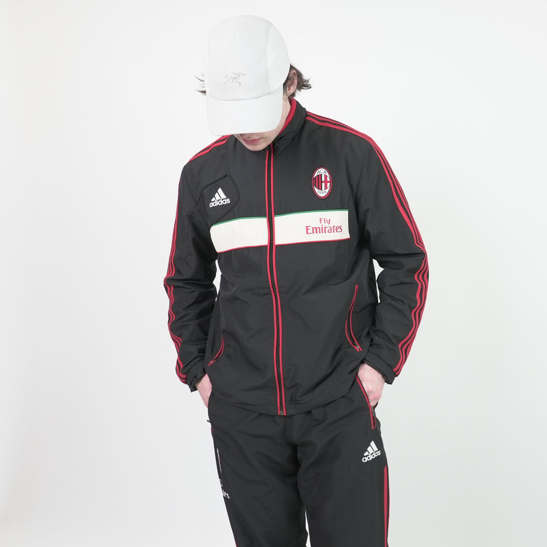 90er Sportbekleidung 2000er Style Trackpants-Trends Retro-Trikots Trackjackets im Vintage-Stil Winterjacken mit Retro-Vibe Trendige Hosen Jogginghosen von bekannten Marken wie Nike, Arc'teryx, Adidas Polo Ralph Lauren Designer Sportmode Carlo Coulliuci Sp