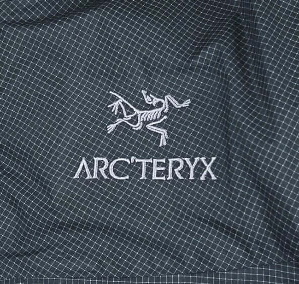 90er Sportbekleidung 2000er Style Trackpants-Trends Retro-Trikots Trackjackets im Vintage-Stil Winterjacken mit Retro-Vibe Trendige Hosen Jogginghosen von bekannten Marken wie Nike, Arc'teryx, Adidas Polo Ralph Lauren Designer Sportmode Carlo Coulliuci Sp